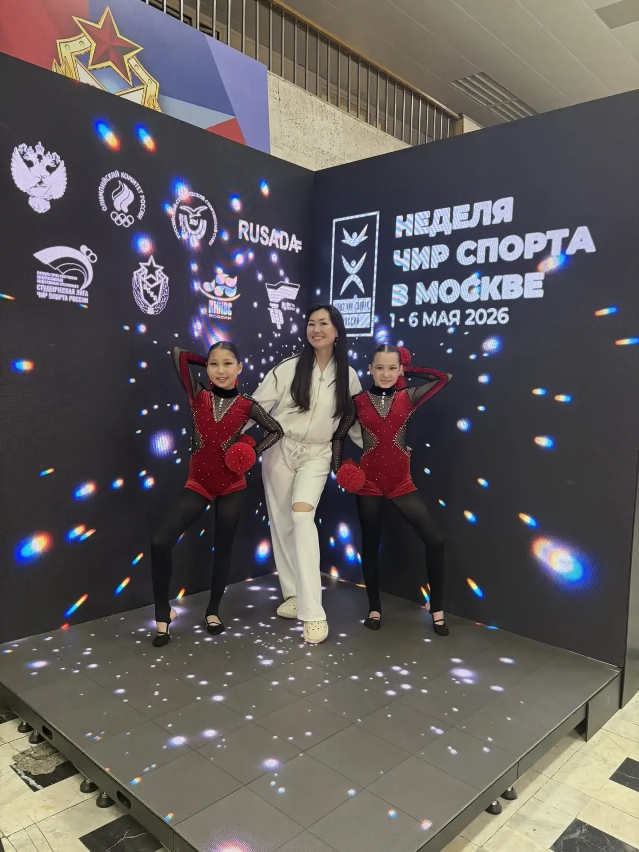 Тренер и две спортсменки на Неделе чир спорта в Москве